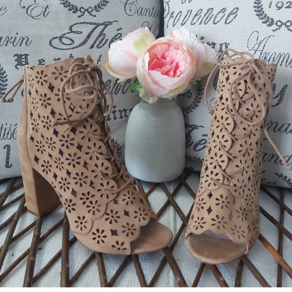 Rachel Zoe Lazer Cut Suede Sandals Size 9
